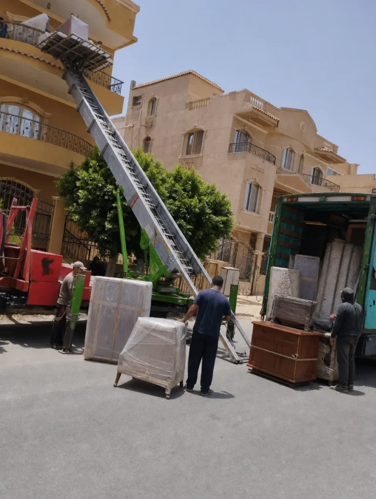 ونش رفع أثاث أمام عمارة سكنية
