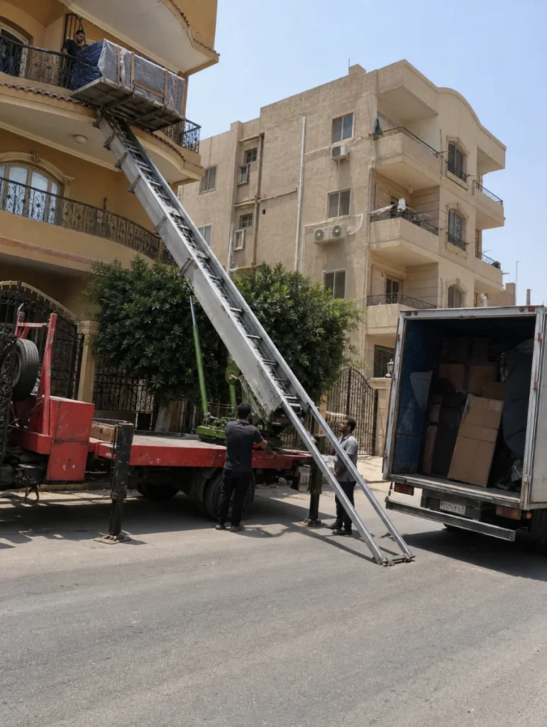 رفع قطعة أثاث بالونش إلى بلكونة